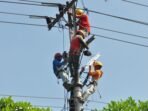 sejumlah-pekerja-memperbaiki-instalasi-jaringan-listrik-di-pinggir-jalan-_160613172728-777