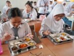 tinjau-program-mbg-di-jakarta-menko-polkam-apresiasi-kualitas-dan-gizi-makanan-yrr
