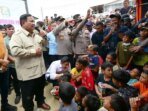 Prabowo-saat-kunjungi-korban-banjir-di-Posko-Pengungsian-Jembatan-Aceh-Tamiang