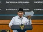 presiden-prabowo-beri-taklimat-saat-pimpin-rapat-kerja